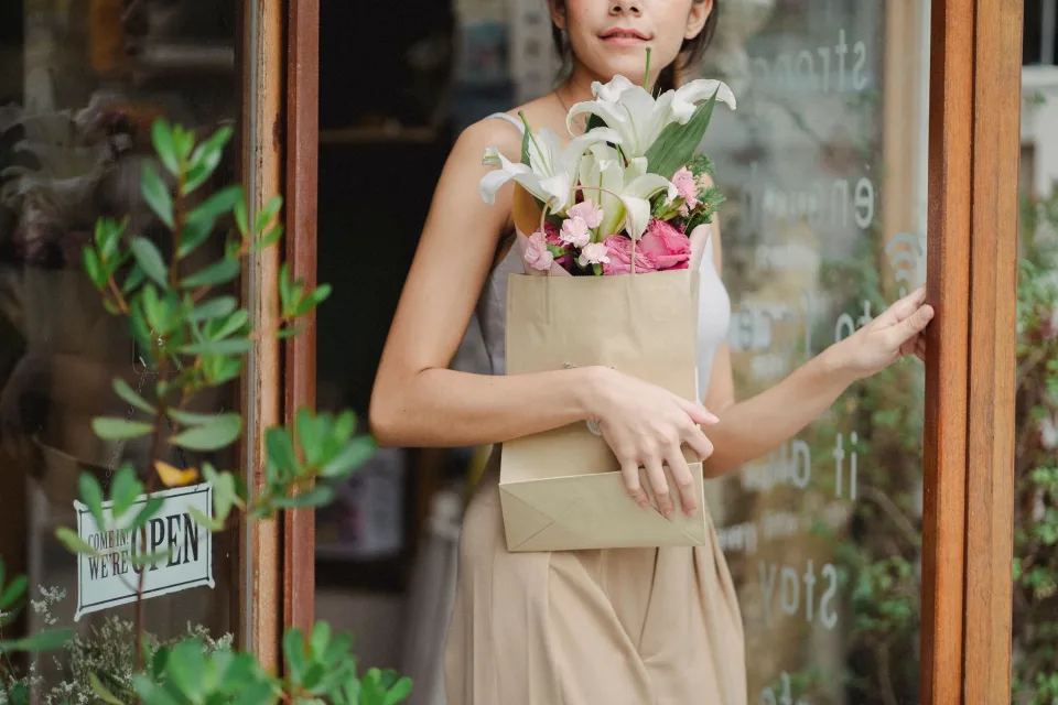 Hoa đang có tại cửa hàng
