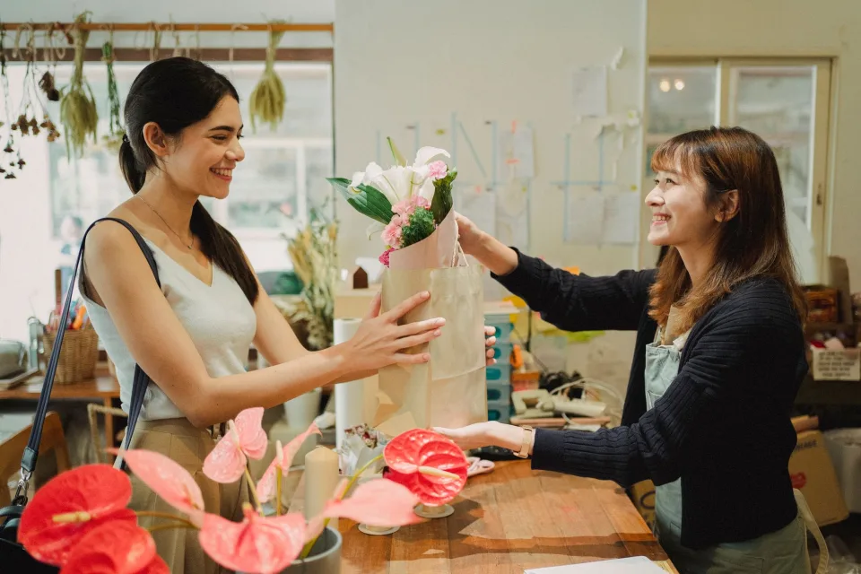 Hoa đang có tại cửa hàng