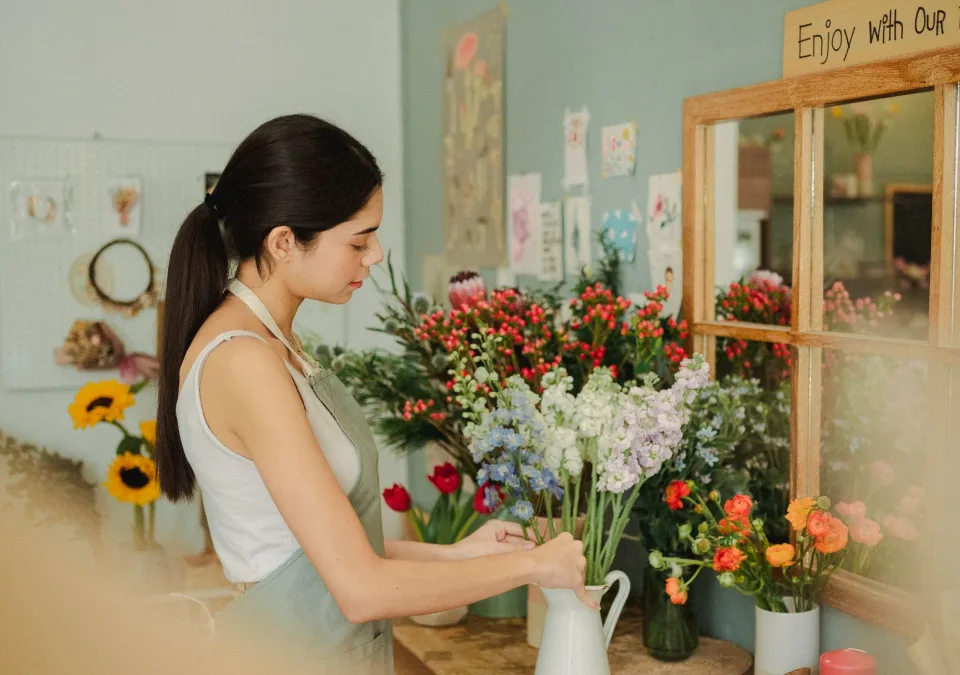 Bó hồng đỏ thắm gói giấy kraft